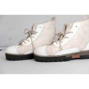 Balti vyriški veltinio batai